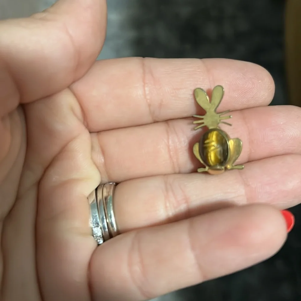 Vintage New old Stock Gold Plated Agate Rabbit Brooch. - Picture 3 of 3